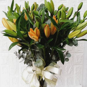 Florero con 20 varas de lilium