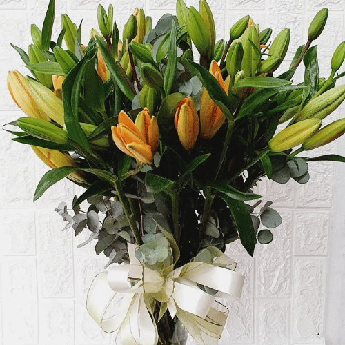 Florero con 20 varas de lilium