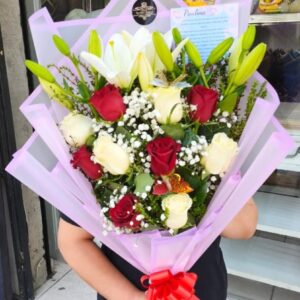 Ramo escalonado Rosas y lilium