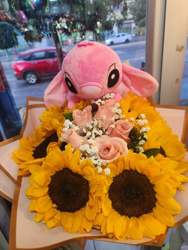 Ramo Rosas y Girasoles con Stich