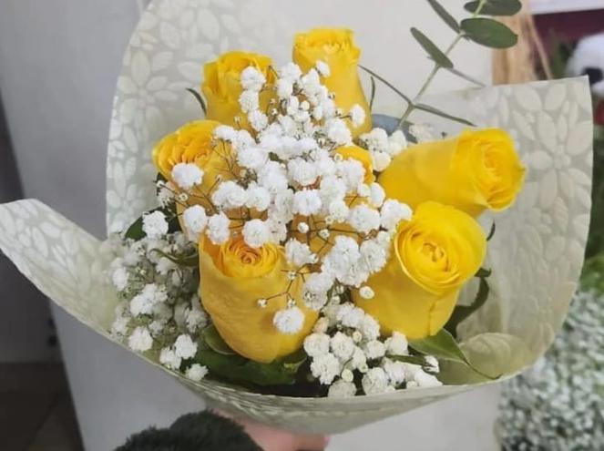 Ramo de Rosas Amarillas con follaje